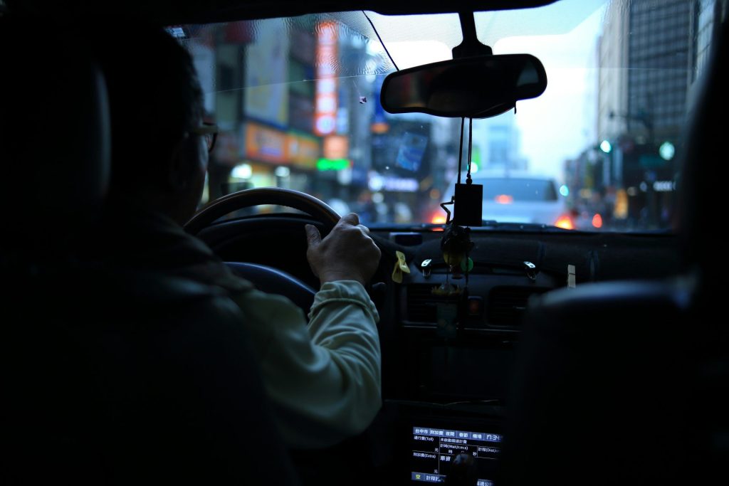 homme conduisant une voiture avec des lumières bokeh